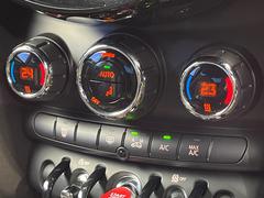 デュアルオートエアコン：運転席・助手席それぞれで温度設定が可能な独立式オートエアコンを標準装備しております！ 7