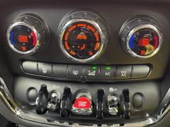 デュアルオートエアコン：運転席・助手席それぞれで温度設定が可能な独立式オートエアコンを標準装備しております！ 6