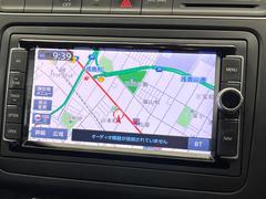 ●純正ナビ：一体感のあるナビは、高級感ある車内を演出してくれます。オーディオ機能も充実しておりますので、運転もより楽しめます♪ 4