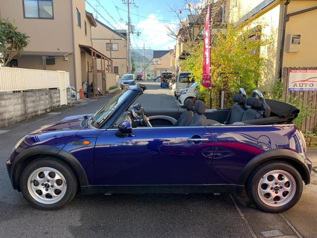 クーパー コンバーチブル 禁煙車 ガラスコーティング施工済 5速MT車 走行6.9万km 4人乗コンバーチブル電動オープン作動良好 人気ボディカラーブラックアイパープルM 純正15インチAW新品タイヤ4本交換済フルオリジナル車令和3年10月ガラスコーティング済(5枚目)