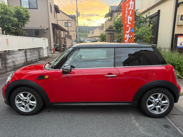 ＭＩＮＩ クーパー　禁煙車　全面ガラス＆ボディコーティング施工済　チリレッド／ブラックルーフ・ＥＴＣ・純正１５ＡＷ・ＨＩＤヘッドライト・デジタルインナーミラー型前後ドライブレコーダー・プッシュスタート・カロッツェリアポータブルナビ＆ＴＶ・純正イルミネーション（16枚目）