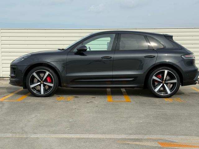 マカン マカンGTS カーボンインテリアPKG・パノラマルーフ・BOSE・PSCB・アダプティブエアサス・ハイグロスエクステリア・カーボンGTステアリング・レザー・アダプティブスポーツシートベンチレーション付き・(3枚目)