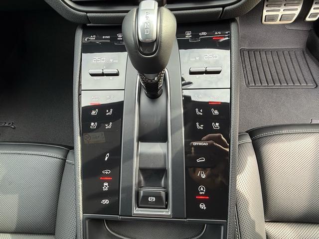 マカン マカンGTS カーボンインテリアPKG・パノラマルーフ・BOSE・PSCB・アダプティブエアサス・ハイグロスエクステリア・カーボンGTステアリング・レザー・アダプティブスポーツシートベンチレーション付き・(12枚目)