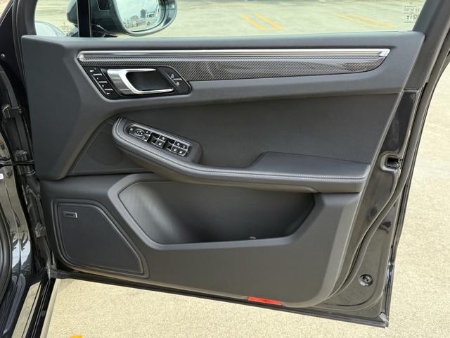 マカン マカンGTS カーボンインテリアPKG・パノラマルーフ・BOSE・PSCB・アダプティブエアサス・ハイグロスエクステリア・カーボンGTステアリング・レザー・アダプティブスポーツシートベンチレーション付き・(21枚目)