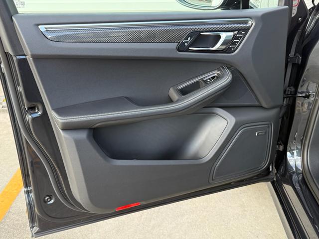 マカン マカンGTS カーボンインテリアPKG・パノラマルーフ・BOSE・PSCB・アダプティブエアサス・ハイグロスエクステリア・カーボンGTステアリング・レザー・アダプティブスポーツシートベンチレーション付き・(28枚目)