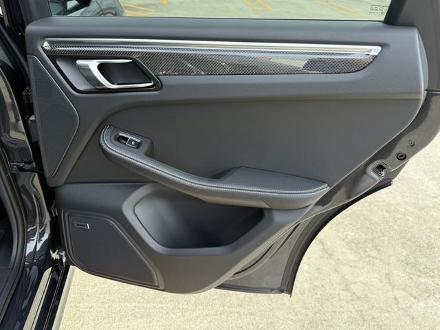 マカン マカンGTS カーボンインテリアPKG・パノラマルーフ・BOSE・PSCB・アダプティブエアサス・ハイグロスエクステリア・カーボンGTステアリング・レザー・アダプティブスポーツシートベンチレーション付き・(43枚目)