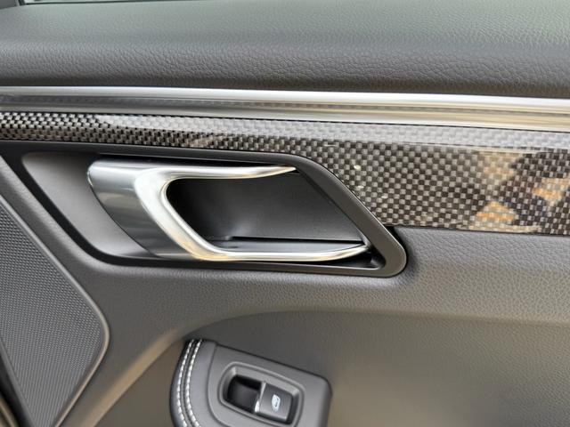 マカン マカンGTS カーボンインテリアPKG・パノラマルーフ・BOSE・PSCB・アダプティブエアサス・ハイグロスエクステリア・カーボンGTステアリング・レザー・アダプティブスポーツシートベンチレーション付き・(46枚目)