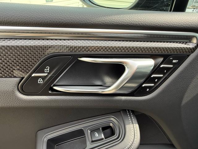 マカン マカンGTS カーボンインテリアPKG・パノラマルーフ・BOSE・PSCB・アダプティブエアサス・ハイグロスエクステリア・カーボンGTステアリング・レザー・アダプティブスポーツシートベンチレーション付き・(49枚目)