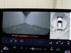 上から車両を見下ろしたような映像をナビゲーション画面に表示する「パノラミックビューモニター」を搭載しています 3