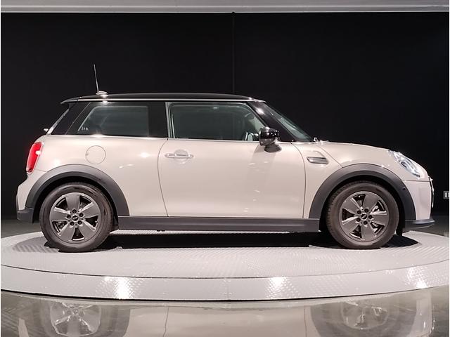 クーパーD エッセンシャル・トリム 元試乗車 クラシックトリム アシストプラス純正HDDナビ デジタルメータ アクティブクルーズ バックカメラ PDC 衝突軽減ブレーキ スマートキー LEDヘッドライト パーキングアシスト F56(8枚目)