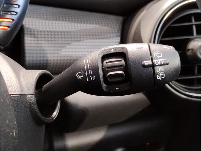 クーパー LEDヘッドライト 純正HDDナビ Bluetooth 純正アルミホイール ミラー型ETC車載器 プッシュスタート 電動格納ミラー キーレスエントリー F55(58枚目)