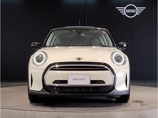 ＭＩＮＩ クーパー　クラシック・トリム　ペッパーホワイト　クラシックトリム　ドライビングアシストＰＫＧ　純正ＨＤＤナビ　リヤビューカメラ　ブラック１６ＡＷ　ＬＥＤディスプレイリング　ＬＥＤヘッドライト　ユニオンジャックテールレンズ　ＥＴＣ（5枚目）