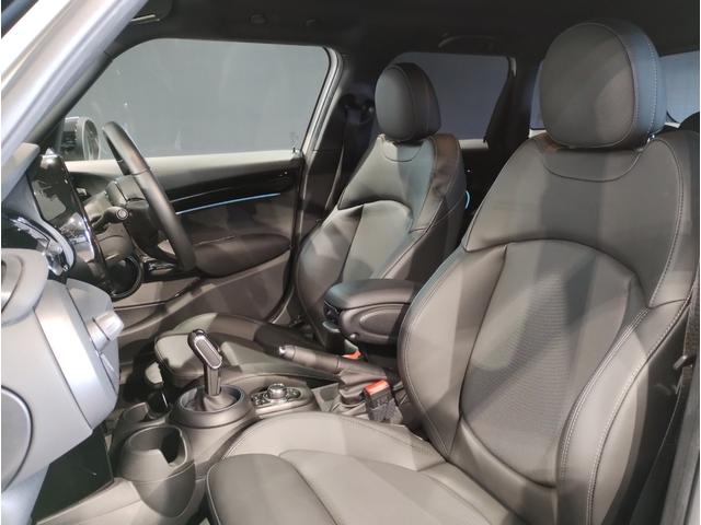 ＭＩＮＩ クーパーＤ　ブリック・レーン・エディション　レザレットコンビシート　シートヒーター　クラシックトリム　３００台限定車　サンマリノブルールーフ　１７インチアルミホイール　コンフォートアクセス　ワンオーナー　バックカメラ（47枚目）