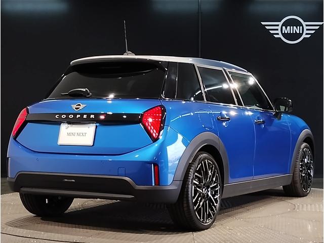 ＭＩＮＩ クーパーＳ　フェイバリット・トリム　Ｆａｖｏｕｒｅｄ　ＴＲＩＭ　Ｍパッケージ　マルチトーンルーフ　Ｈａｒｍａｎ　Ｋａｒｄｏｎサウンド　全周囲カメラ　オプション１８ＡＷ　ステアリングヒーター　シートヒーター　電動シート　プライバシーガラス（8枚目）