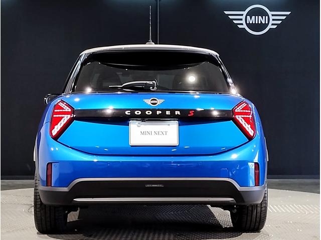 ＭＩＮＩ クーパーＳ　フェイバリット・トリム　Ｆａｖｏｕｒｅｄ　ＴＲＩＭ　Ｍパッケージ　マルチトーンルーフ　Ｈａｒｍａｎ　Ｋａｒｄｏｎサウンド　全周囲カメラ　オプション１８ＡＷ　ステアリングヒーター　シートヒーター　電動シート　プライバシーガラス（9枚目）