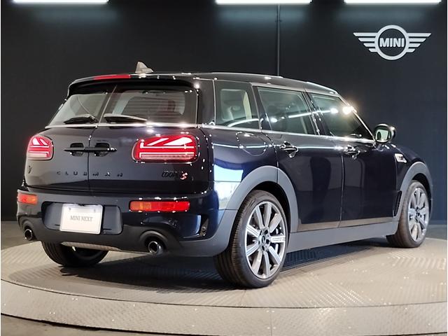ＭＩＮＩ クーパーＳ　クラブマン　エッセンシャル・トリム　ＨＤＤナビゲーション　ミラー型ＥＴＣ　クルーズコントロール　衝突被害軽減ブレーキ　ＬＥＤヘッドライト　ユニオンジャックテール　ブラックルーフ　障害物センサー　走行距離無制限保証付（8枚目）