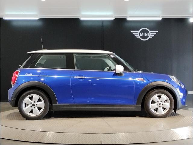 ＭＩＮＩ クーパー　ピカデリーエディション　スターライトブルー　特別仕様車　ピカデリーエディション　　レザレットシート　シートヒーター　ホワイトルーフ　純正ＨＤＤナビ　リヤビューカメラ　アームレスト　コンフォートアクセス　１５ＡＷ（7枚目）