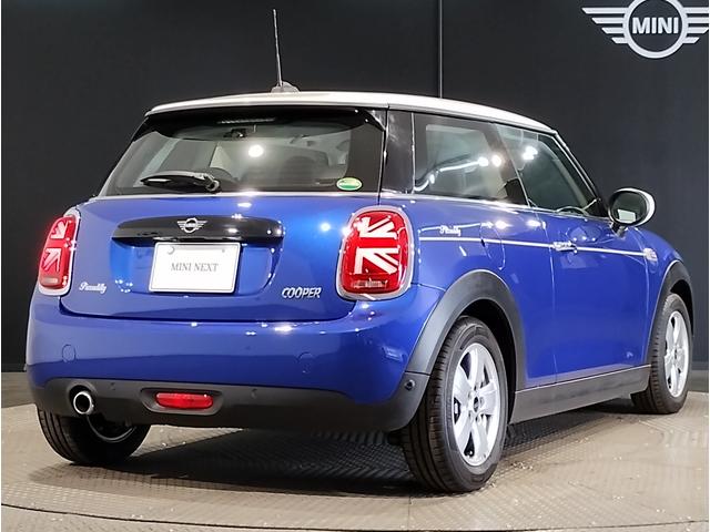 ＭＩＮＩ クーパー　ピカデリーエディション　スターライトブルー　特別仕様車　ピカデリーエディション　　レザレットシート　シートヒーター　ホワイトルーフ　純正ＨＤＤナビ　リヤビューカメラ　アームレスト　コンフォートアクセス　１５ＡＷ（8枚目）
