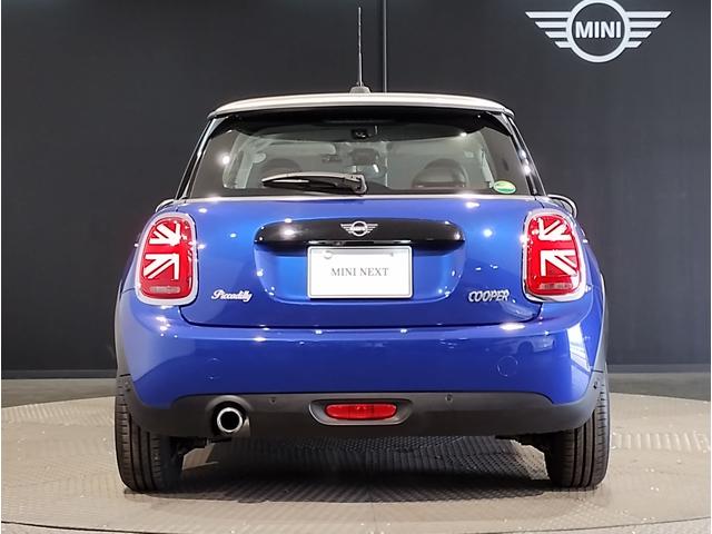 ＭＩＮＩ クーパー　ピカデリーエディション　スターライトブルー　特別仕様車　ピカデリーエディション　　レザレットシート　シートヒーター　ホワイトルーフ　純正ＨＤＤナビ　リヤビューカメラ　アームレスト　コンフォートアクセス　１５ＡＷ（9枚目）