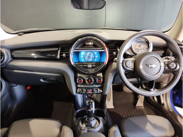 ＭＩＮＩ クーパー　ピカデリーエディション　スターライトブルー　特別仕様車　ピカデリーエディション　　レザレットシート　シートヒーター　ホワイトルーフ　純正ＨＤＤナビ　リヤビューカメラ　アームレスト　コンフォートアクセス　１５ＡＷ（14枚目）