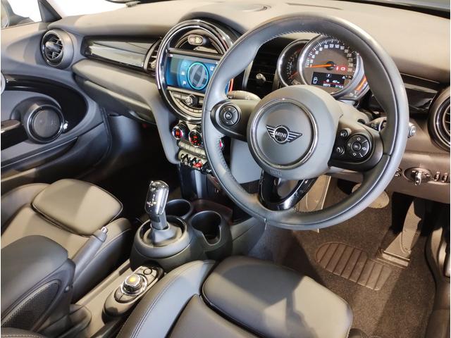 ＭＩＮＩ クーパー　ピカデリーエディション　スターライトブルー　特別仕様車　ピカデリーエディション　　レザレットシート　シートヒーター　ホワイトルーフ　純正ＨＤＤナビ　リヤビューカメラ　アームレスト　コンフォートアクセス　１５ＡＷ（15枚目）