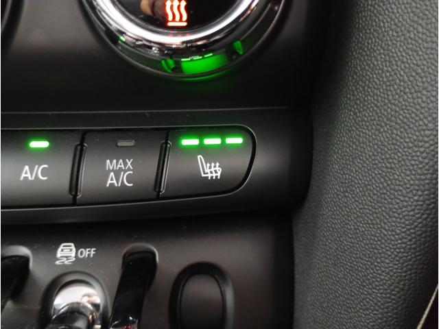 ＭＩＮＩ クーパー　ピカデリーエディション　スターライトブルー　特別仕様車　ピカデリーエディション　　レザレットシート　シートヒーター　ホワイトルーフ　純正ＨＤＤナビ　リヤビューカメラ　アームレスト　コンフォートアクセス　１５ＡＷ（22枚目）