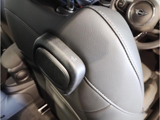 ＭＩＮＩ クーパー　ピカデリーエディション　スターライトブルー　特別仕様車　ピカデリーエディション　　レザレットシート　シートヒーター　ホワイトルーフ　純正ＨＤＤナビ　リヤビューカメラ　アームレスト　コンフォートアクセス　１５ＡＷ（52枚目）
