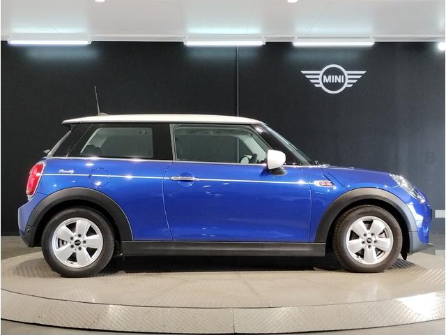 ＭＩＮＩ クーパー　ピカデリーエディション　スターライトブルー　特別仕様車　ピカデリーエディション　　レザレットシート　シートヒーター　ホワイトルーフ　純正ＨＤＤナビ　リヤビューカメラ　アームレスト　コンフォートアクセス　１５ＡＷ（68枚目）