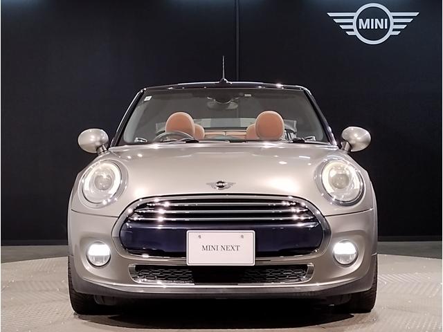 ＭＩＮＩ クーパー　コンバーチブル　メルティングシルバー　チェスターレザー　スポーツシート　ペッパーＰＫＧ　ユアーズソフトトップ　シートヒーター　レザーステアリング　ＨＤＤナビ　リヤビューカメラ　１７ＡＷ　ＬＥＤヘッドライト（5枚目）