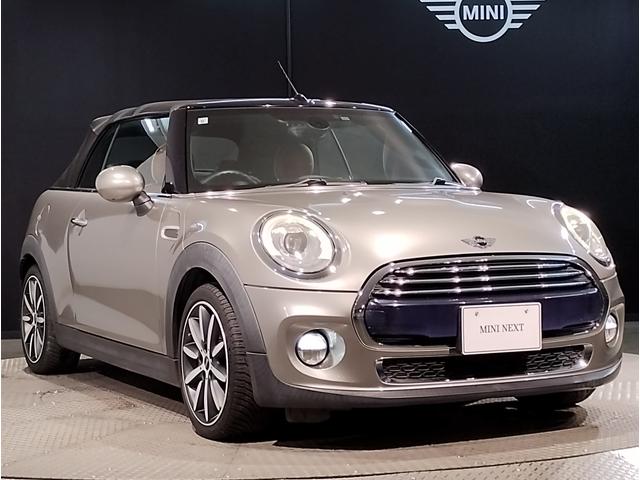 ＭＩＮＩ クーパー　コンバーチブル　メルティングシルバー　チェスターレザー　スポーツシート　ペッパーＰＫＧ　ユアーズソフトトップ　シートヒーター　レザーステアリング　ＨＤＤナビ　リヤビューカメラ　１７ＡＷ　ＬＥＤヘッドライト（6枚目）