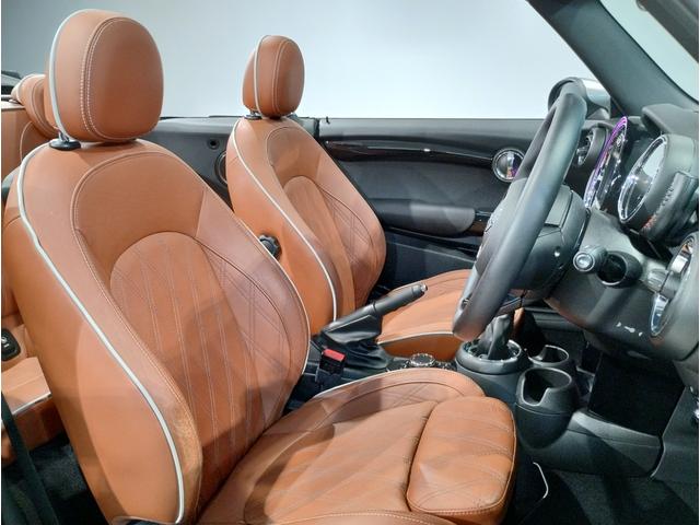 ＭＩＮＩ クーパー　コンバーチブル　メルティングシルバー　チェスターレザー　スポーツシート　ペッパーＰＫＧ　ユアーズソフトトップ　シートヒーター　レザーステアリング　ＨＤＤナビ　リヤビューカメラ　１７ＡＷ　ＬＥＤヘッドライト（12枚目）