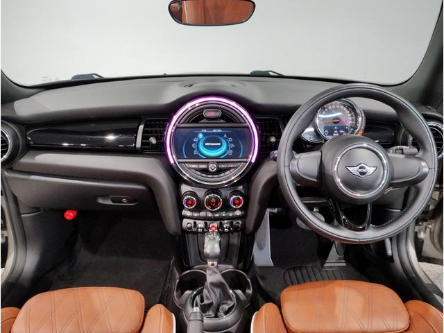 ＭＩＮＩ クーパー　コンバーチブル　メルティングシルバー　チェスターレザー　スポーツシート　ペッパーＰＫＧ　ユアーズソフトトップ　シートヒーター　レザーステアリング　ＨＤＤナビ　リヤビューカメラ　１７ＡＷ　ＬＥＤヘッドライト（14枚目）