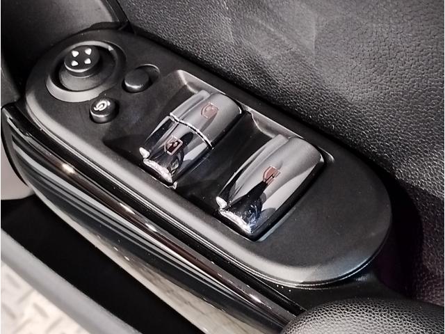 ＭＩＮＩ クーパー　コンバーチブル　メルティングシルバー　チェスターレザー　スポーツシート　ペッパーＰＫＧ　ユアーズソフトトップ　シートヒーター　レザーステアリング　ＨＤＤナビ　リヤビューカメラ　１７ＡＷ　ＬＥＤヘッドライト（57枚目）