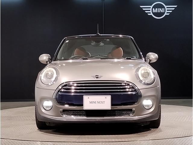 ＭＩＮＩ クーパー　コンバーチブル　メルティングシルバー　チェスターレザー　スポーツシート　ペッパーＰＫＧ　ユアーズソフトトップ　シートヒーター　レザーステアリング　ＨＤＤナビ　リヤビューカメラ　１７ＡＷ　ＬＥＤヘッドライト（60枚目）