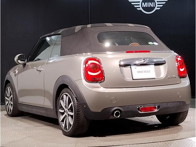 ＭＩＮＩ クーパー　コンバーチブル　メルティングシルバー　チェスターレザー　スポーツシート　ペッパーＰＫＧ　ユアーズソフトトップ　シートヒーター　レザーステアリング　ＨＤＤナビ　リヤビューカメラ　１７ＡＷ　ＬＥＤヘッドライト（63枚目）