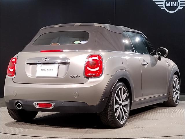 ＭＩＮＩ クーパー　コンバーチブル　メルティングシルバー　チェスターレザー　スポーツシート　ペッパーＰＫＧ　ユアーズソフトトップ　シートヒーター　レザーステアリング　ＨＤＤナビ　リヤビューカメラ　１７ＡＷ　ＬＥＤヘッドライト（65枚目）