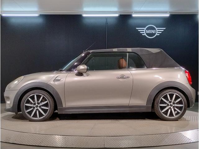 ＭＩＮＩ クーパー　コンバーチブル　メルティングシルバー　チェスターレザー　スポーツシート　ペッパーＰＫＧ　ユアーズソフトトップ　シートヒーター　レザーステアリング　ＨＤＤナビ　リヤビューカメラ　１７ＡＷ　ＬＥＤヘッドライト（67枚目）