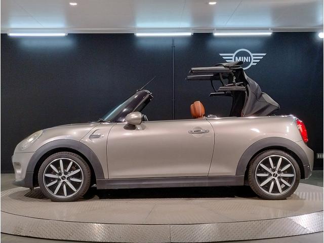 ＭＩＮＩ クーパー　コンバーチブル　メルティングシルバー　チェスターレザー　スポーツシート　ペッパーＰＫＧ　ユアーズソフトトップ　シートヒーター　レザーステアリング　ＨＤＤナビ　リヤビューカメラ　１７ＡＷ　ＬＥＤヘッドライト（68枚目）