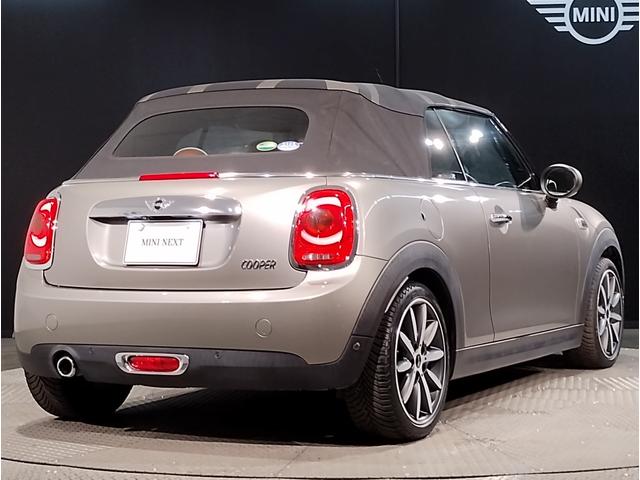 ＭＩＮＩ クーパー　コンバーチブル　メルティングシルバー　チェスターレザー　スポーツシート　ペッパーＰＫＧ　ユアーズソフトトップ　シートヒーター　レザーステアリング　ＨＤＤナビ　リヤビューカメラ　１７ＡＷ　ＬＥＤヘッドライト（73枚目）