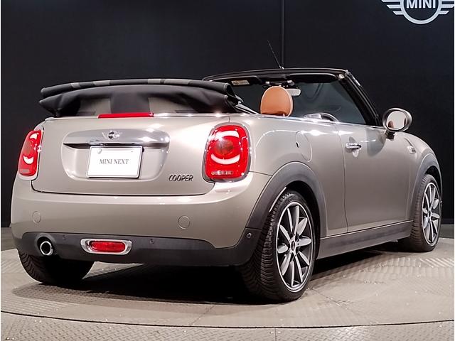 ＭＩＮＩ クーパー　コンバーチブル　メルティングシルバー　チェスターレザー　スポーツシート　ペッパーＰＫＧ　ユアーズソフトトップ　シートヒーター　レザーステアリング　ＨＤＤナビ　リヤビューカメラ　１７ＡＷ　ＬＥＤヘッドライト（74枚目）