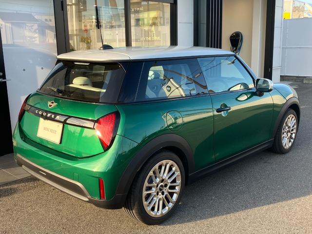 ＭＩＮＩ クーパーＣ　フェイバリット・トリム　弊社デモカー　白革　ＨＤＤナビゲーション　ＬＥＤヘッドライト　バックカメラ　アクティブクルーズコントロール　ＥＴＣ　２年保証　最長４年保証（8枚目）