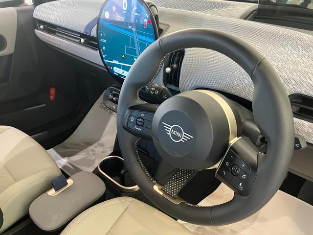 ＭＩＮＩ クーパーＣ　フェイバリット・トリム　弊社デモカー　白革　ＨＤＤナビゲーション　ＬＥＤヘッドライト　バックカメラ　アクティブクルーズコントロール　ＥＴＣ　２年保証　最長４年保証（14枚目）