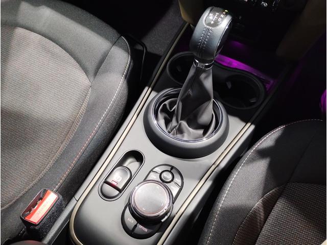 ＭＩＮＩ クーパー　クロスオーバー　ブリティッシュレーシンググリーン　ペッパーＰＫＧ　アダプティブＬＥＤヘッドライト　クロームラインエクステリア　ＨＤＤナビ　リヤビューカメラ　アンビエントライト（11枚目）