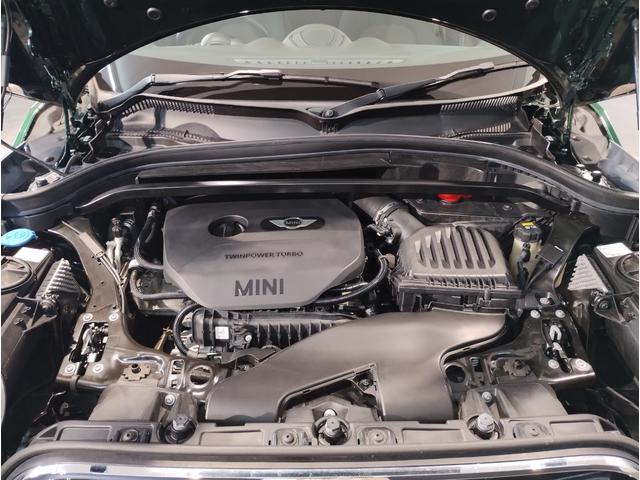 ＭＩＮＩ クーパー　クロスオーバー　ブリティッシュレーシンググリーン　ペッパーＰＫＧ　アダプティブＬＥＤヘッドライト　クロームラインエクステリア　ＨＤＤナビ　リヤビューカメラ　アンビエントライト（16枚目）