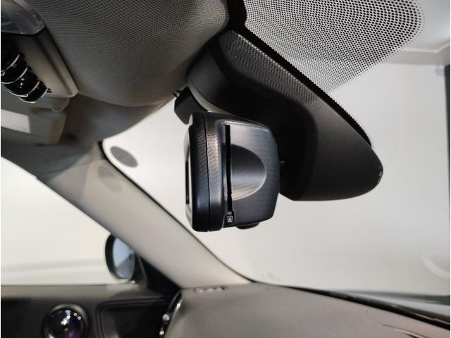 ＭＩＮＩ クーパー　クロスオーバー　ブリティッシュレーシンググリーン　ペッパーＰＫＧ　アダプティブＬＥＤヘッドライト　クロームラインエクステリア　ＨＤＤナビ　リヤビューカメラ　アンビエントライト（29枚目）