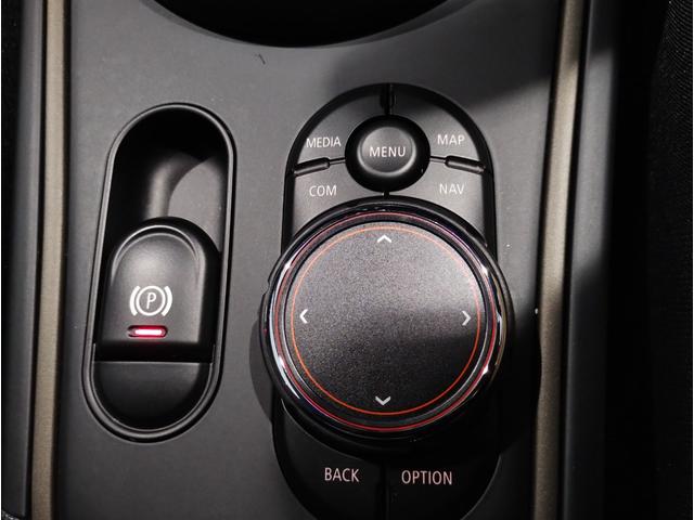 ＭＩＮＩ クーパー　クロスオーバー　ブリティッシュレーシンググリーン　ペッパーＰＫＧ　アダプティブＬＥＤヘッドライト　クロームラインエクステリア　ＨＤＤナビ　リヤビューカメラ　アンビエントライト（30枚目）