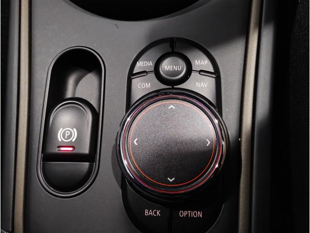 ＭＩＮＩ クーパー　クロスオーバー　ブリティッシュレーシンググリーン　ペッパーＰＫＧ　アダプティブＬＥＤヘッドライト　クロームラインエクステリア　ＨＤＤナビ　リヤビューカメラ　アンビエントライト（58枚目）