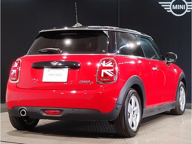 ＭＩＮＩ クーパーＤ　２年保証　ワンオーナー　ペッパーパッケージ　カメラパッケージ　シートヒーター　純正１５インチアルミホイール　クロスシート　前後障害物センサー　衝突被害軽減ブレーキ　バックカメラ　スペアキー（8枚目）