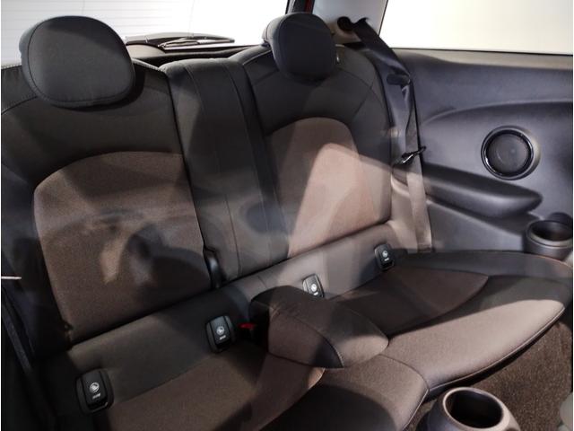 ＭＩＮＩ クーパーＤ　２年保証　ワンオーナー　ペッパーパッケージ　カメラパッケージ　シートヒーター　純正１５インチアルミホイール　クロスシート　前後障害物センサー　衝突被害軽減ブレーキ　バックカメラ　スペアキー（13枚目）