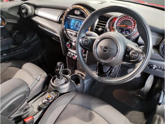 ＭＩＮＩ クーパーＤ　２年保証　ワンオーナー　ペッパーパッケージ　カメラパッケージ　シートヒーター　純正１５インチアルミホイール　クロスシート　前後障害物センサー　衝突被害軽減ブレーキ　バックカメラ　スペアキー（15枚目）